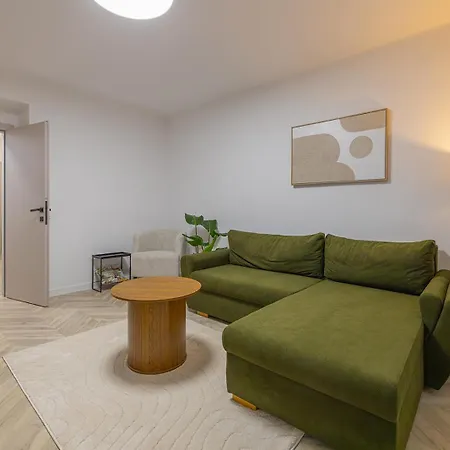Modern & Quiet Near & Center - *