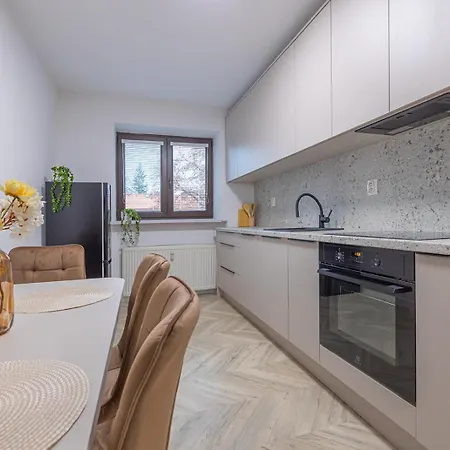 Modern & Quiet Near & Center - *